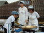 Cuoche alle prese con le frittelle di mele